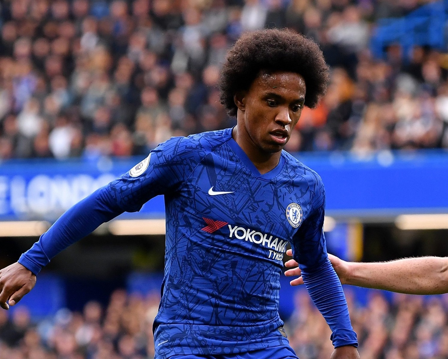 , Willian wants to sign a new Chelsea deal despite Barca link
