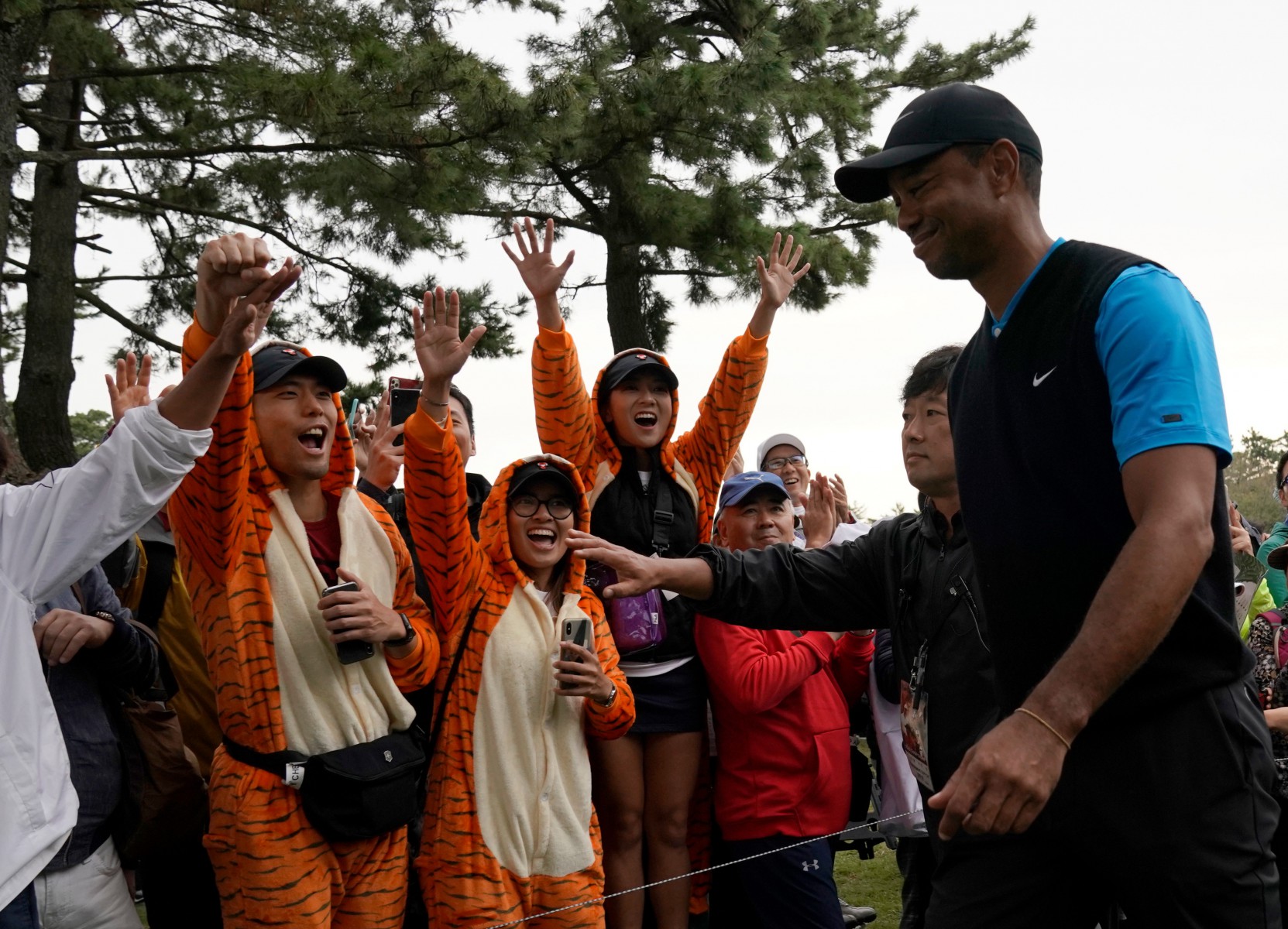 , Tiger Woods on brink of matching history by winning 82nd PGA Tour event and equalling 54-year-old record
