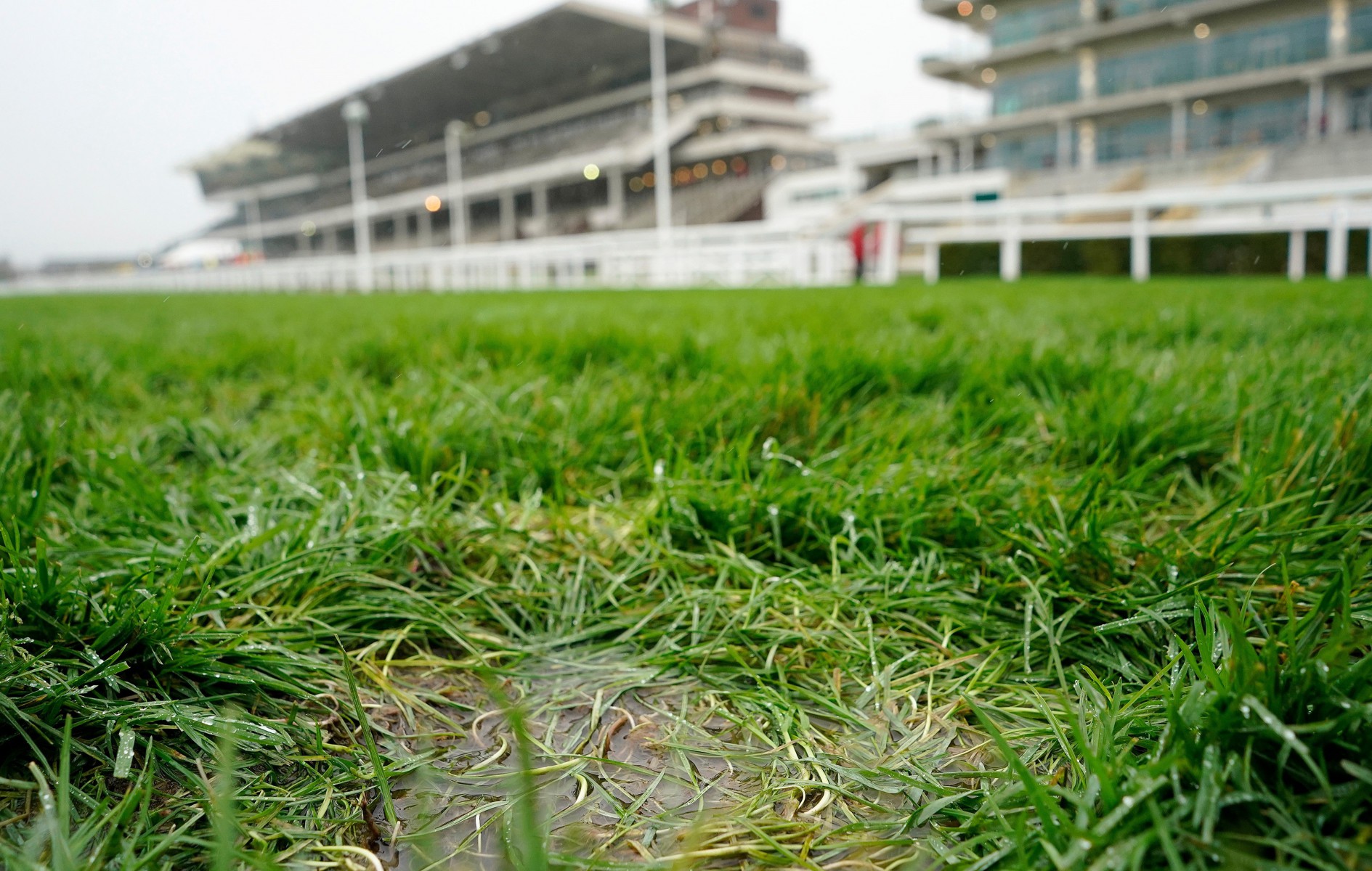 , Cheltenham races weather update: Rain stops but Saturdays card faces vital 3pm inspection
