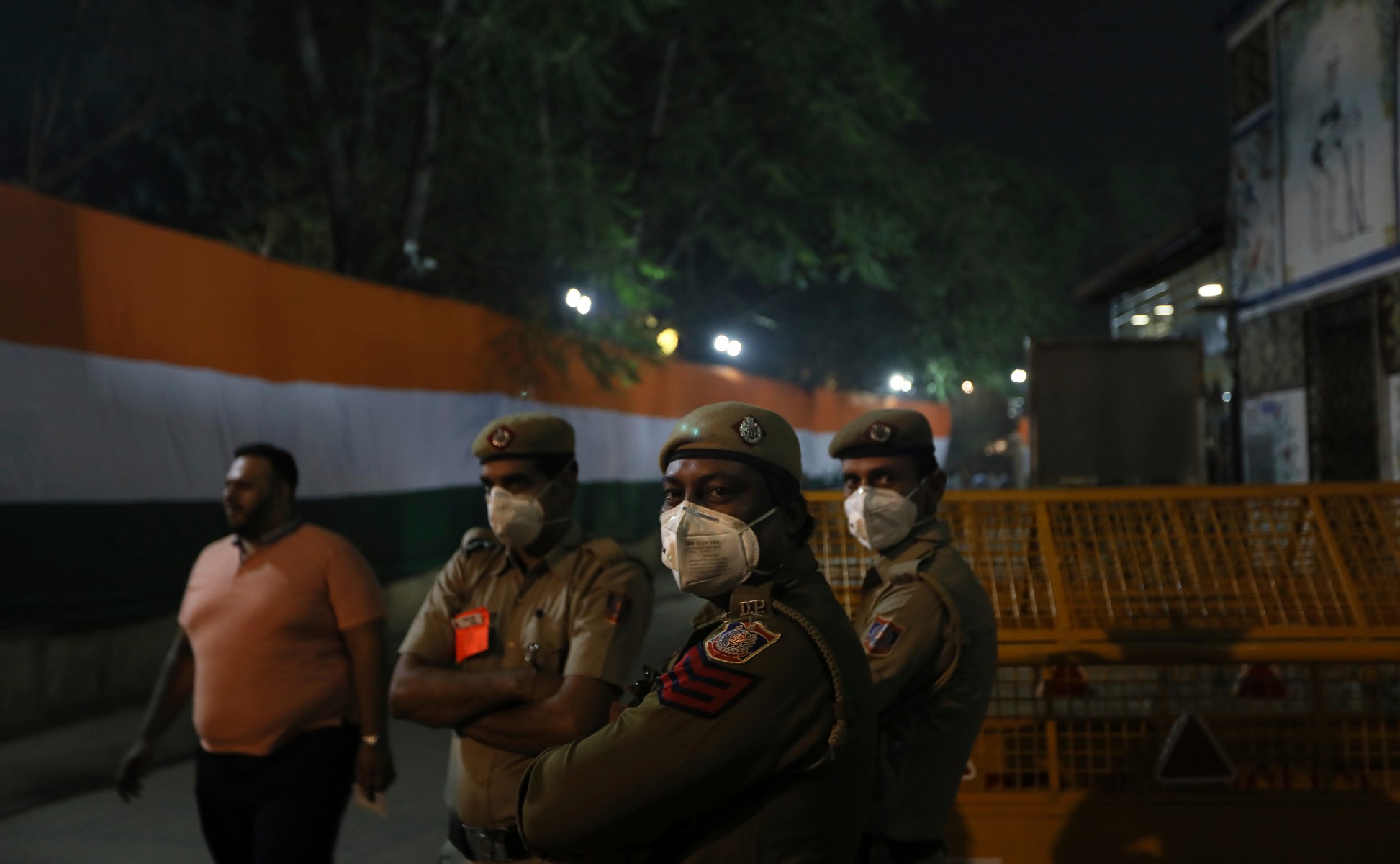 , Cricketers VOMIT on pitch and wear pollution masks in Delhi as killer smog ruins Indias clash vs Bangladesh