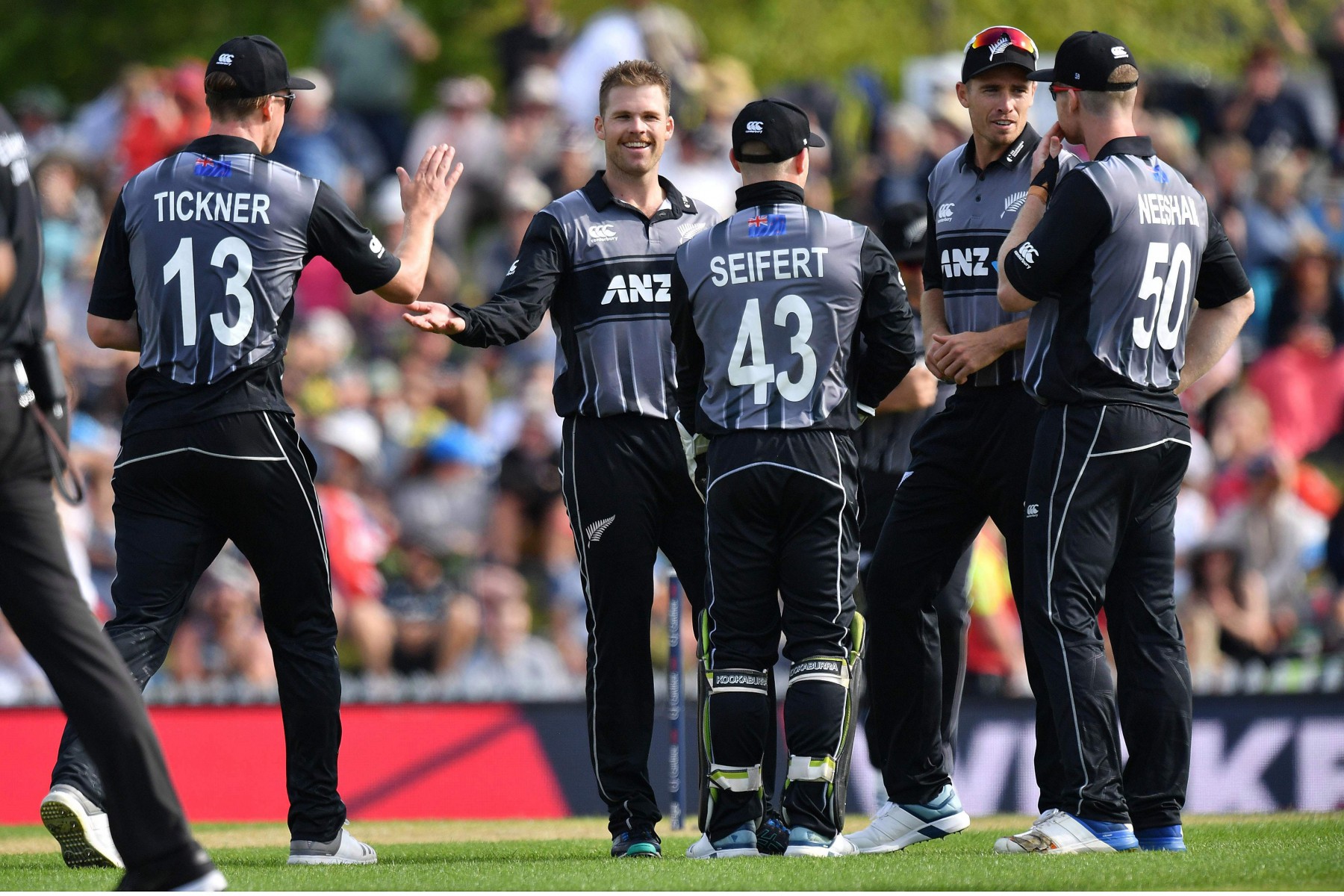 , England snatch defeat from the jaws of victory with another batting collapse sealing 14-run T20 defeat to New Zealand