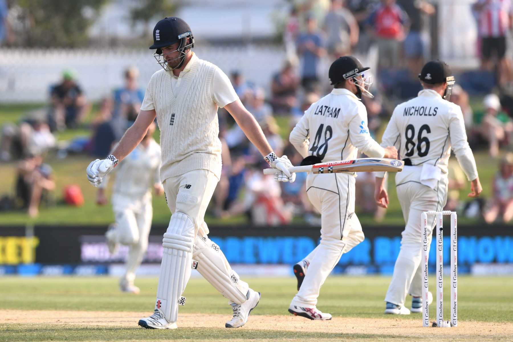 , England lose three wickets in six overs and struggle in bid to save first Test against New Zealand