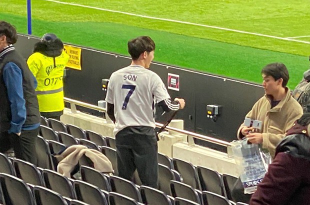 , Fan brutally ditches Son 7 Spurs shirt to reveal Lampard 8 Chelsea jersey underneath after London derby