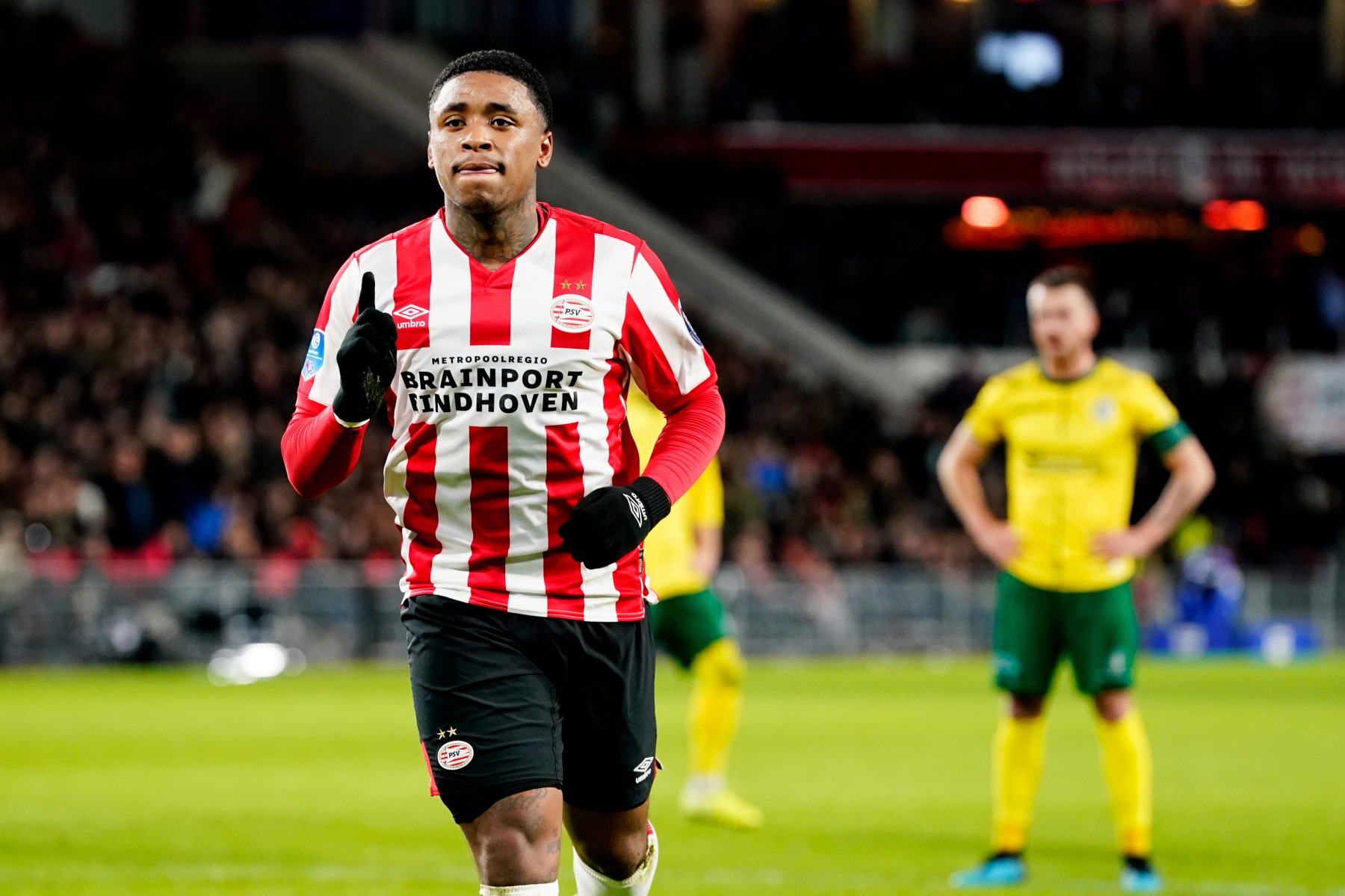 , Tottenham to sign Steven Bergwijn from PSV after 27m transfer fee is agreed in blow to Man Utd