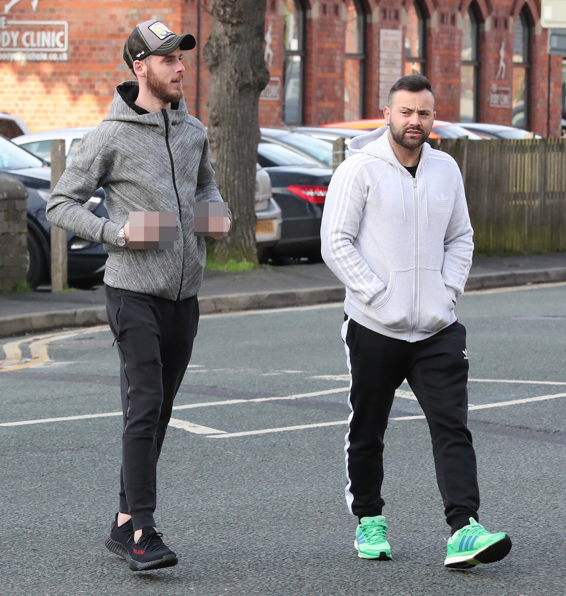, Man Utd star De Gea jokingly stick his fingers up at Aguero after seeing City rival at Italian restaurant in Hale