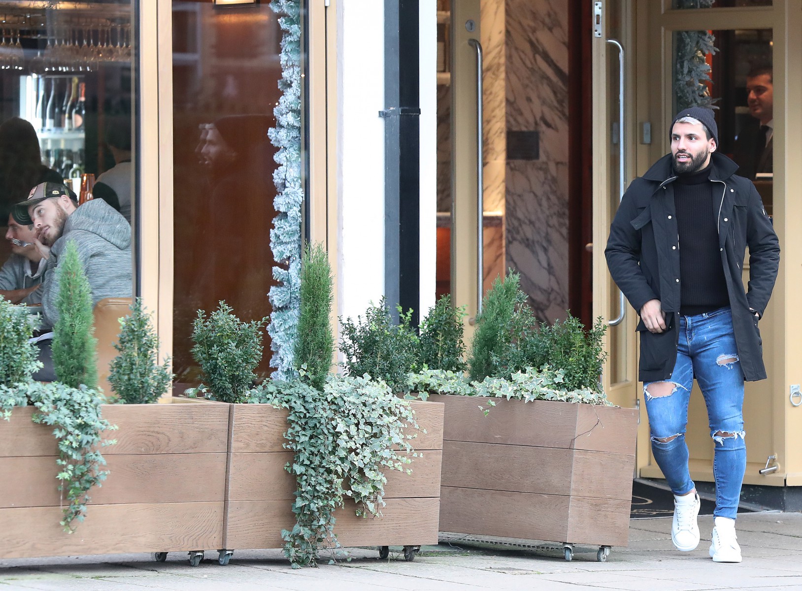 , Man Utd star De Gea jokingly stick his fingers up at Aguero after seeing City rival at Italian restaurant in Hale