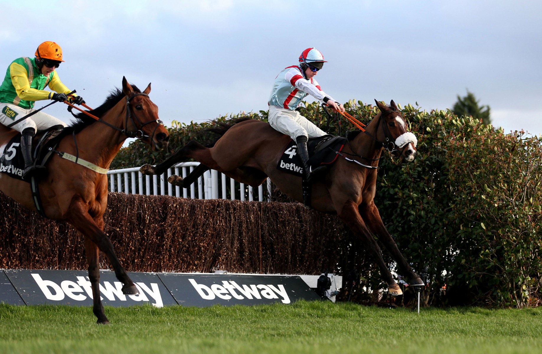 , Scilly Isles Novices Chase: Itchy Feet surges into Cheltenham contention  but Laurina flops again