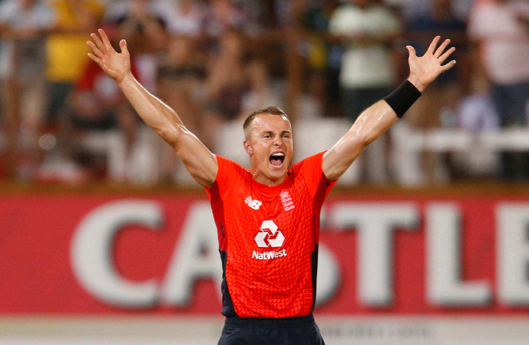 , England beat South Africa to level Twenty20 series thanks to heroic last-gasp bowling from Tom Curran