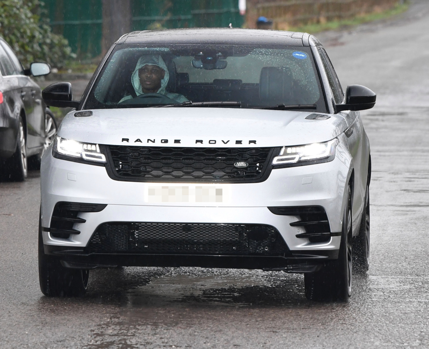 , Sir Alex Ferguson drives into Man Utd training with wife Cathy as Solskjaer and Co report early ahead of Everton clash