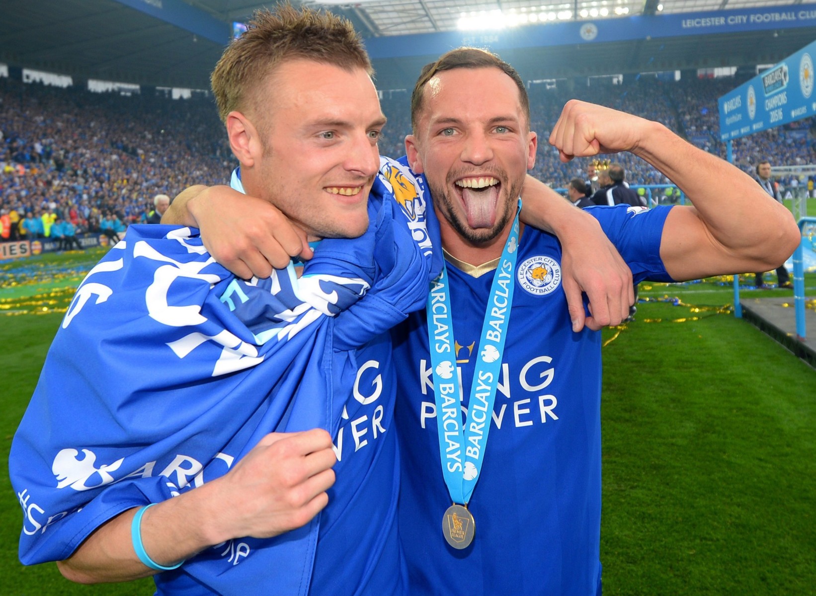Drinkwater celebrates winning the Premier League with Jamie Vardy in 2016