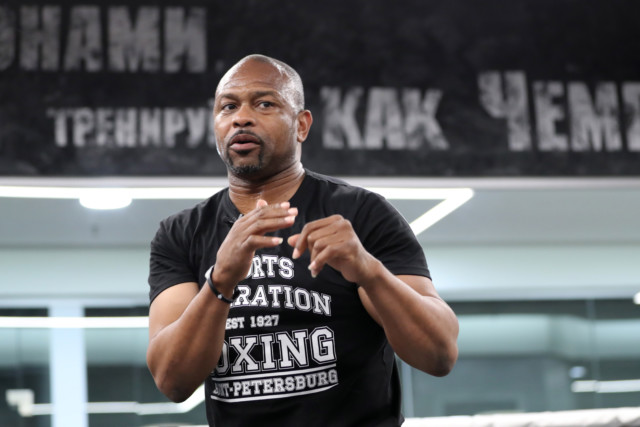 , Mike Tyson and Roy Jones Jr told NOT to go for a KO despite no judges scoring exhibition bout