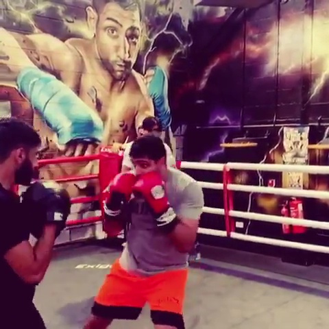, Watch as Amir Khan shows off his lightning-fast hand speed on the pads after calling out Oscar De La Hoya, 47, for fight
