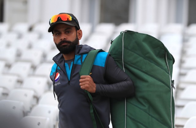 , Pakistan star Mohammad Hafeez put in coronavirus isolation after breaking bio-security bubble to take picture with fan