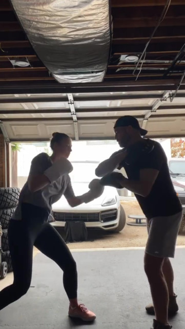 , Watch Maria Sharapova show off boxing skills as tennis star works out with trainer Tommy Cassano on LA beach