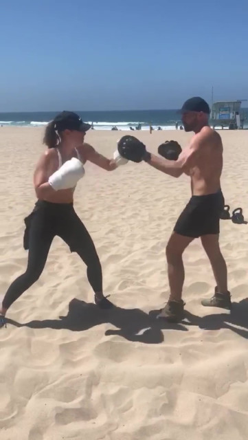 , Watch Maria Sharapova show off boxing skills as tennis star works out with trainer Tommy Cassano on LA beach