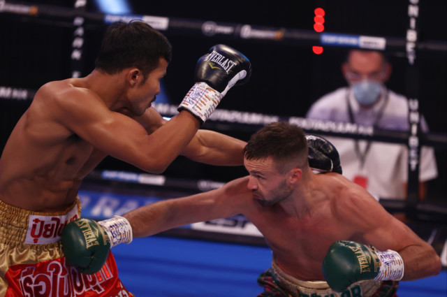 , Watch Josh Taylor demolish Apinun Khongsong with brutal body shot in first-round KO win on maiden world title defence