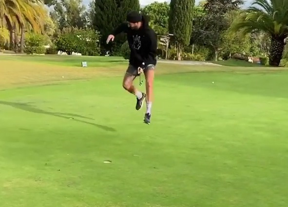 , Watch F1 star Daniel Ricciardo’s hilarious celebration after sinking impossible 50ft putt on golf course