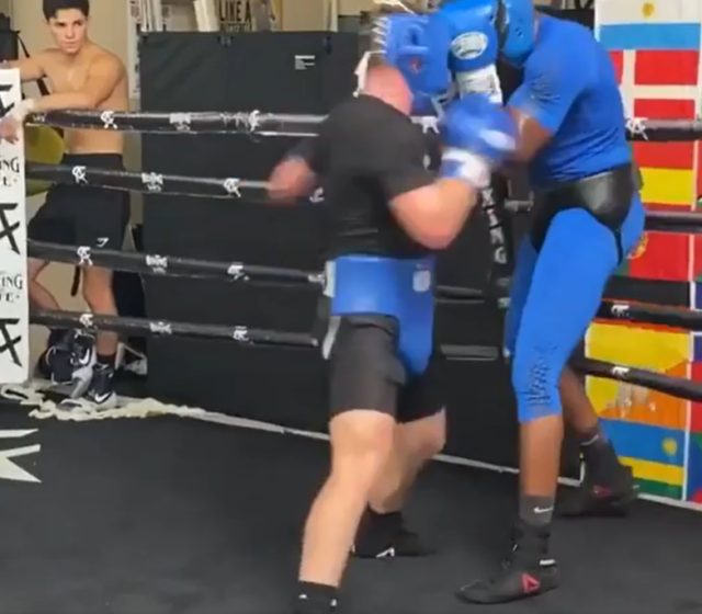 , Watch Canelo Alvarez spar with bulking heavyweight who throws huge hooks at Mexican star during training for return