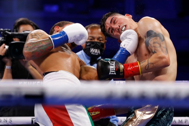 , Watch Gervonta Davis knock out Leo Santa Cruz with vicious uppercut to end thrilling fight in front of Floyd Mayweather