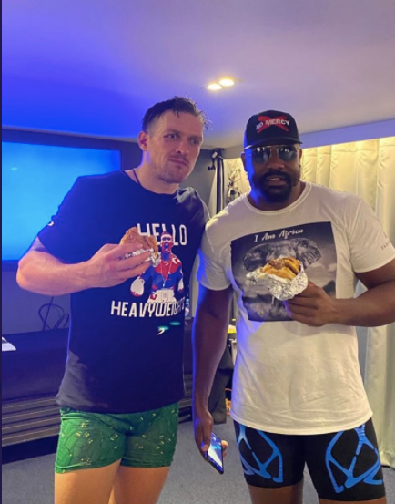 , Watch classy Dereck Chisora gift Oleksandr Usyk and his team BURGERS as they enjoy a backstage post-fight feast together