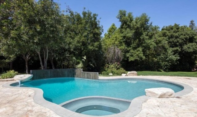 The garden offers the perfect opportunity to throw a pool party
