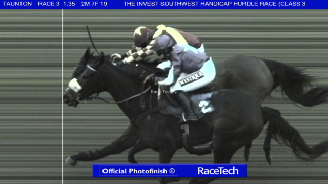 , Punters rage at ‘joke’ dead-heat photo finish as they claim it shows 28-1 outsider beating 5-4 favourite at Taunton