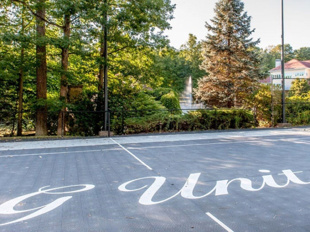 50 Cent had the outdoor basketball court personalised with his group's name on