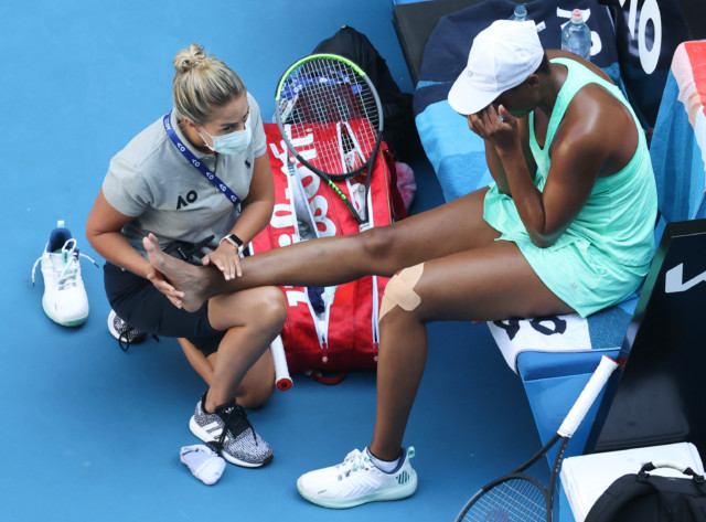 , Venus Williams breaks down in tears after requiring double medical timeout in Australian Open loss to Sara Errani