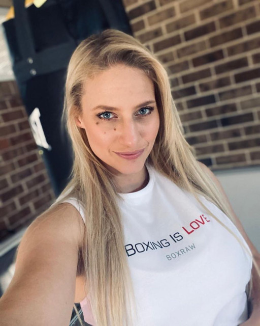 , Boxing beauty Ebanie ‘Blonde Bomber’ Bridges jokes she’s coming to London to parade in lingerie ahead of Courtenay fight