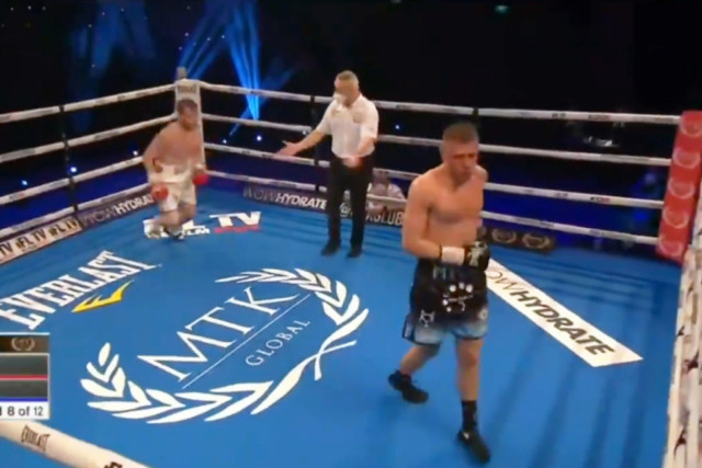 , Watch as boxer is KO’d after turning his back on opponent when ref confused him by diving in to separate fighters