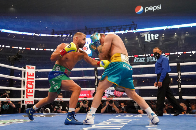, Billy Joe Saunders rushed to hospital with broken eye socket after quitting on stool during Canelo Alvarez fight