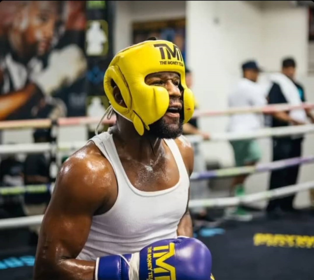 , Floyd Mayweather looking in incredible shape during sparring for Logan Paul fight