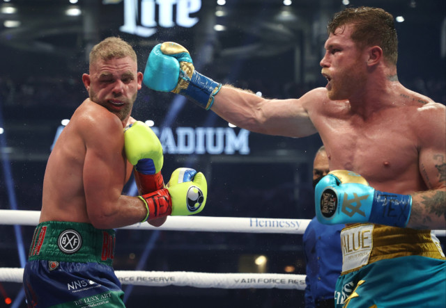 , Watch Billy Joe Saunders taunt Canelo Alvarez with ‘Tyson Fury tongue’ sticking before being smashed up in fight
