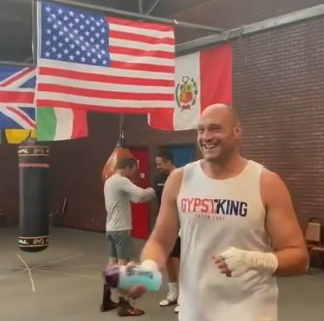 , Watch Tyson Fury sing ‘It’s coming home’ and gather round phone by ring in training to see England goal vs Germany
