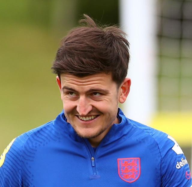 , Watch as England wonderkid Bukayo Saka is mocked by golf-mad Harry Maguire after two air shots on the tee
