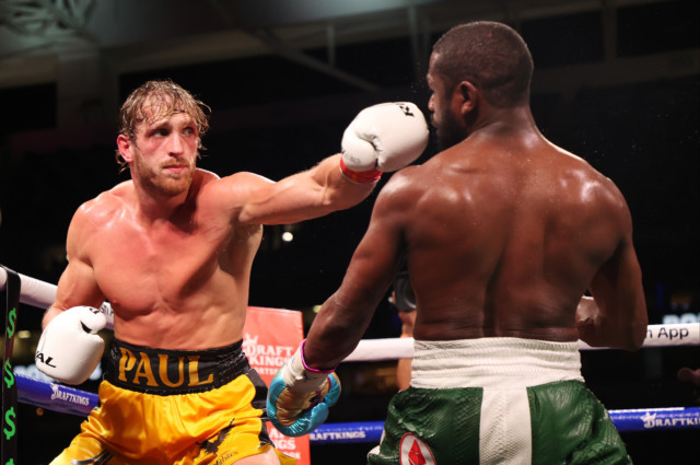 , Floyd Mayweather admits ‘it’s hard to hit Logan Paul with the jab’ to his trainer during exhibition fight