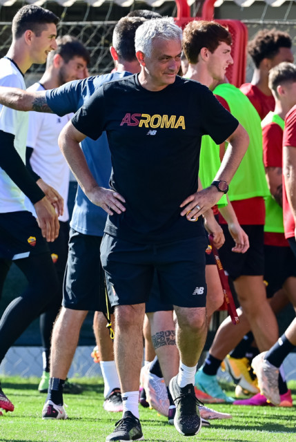 , Mourinho takes first Roma training session amid claims he’s ‘ready to flog Pedro, Kluivert, Nzonzi and FIVE other stars’