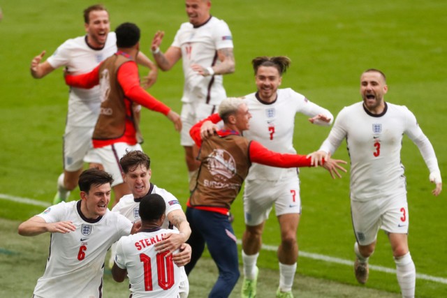 England players celebrated as they beat their historic rivals 