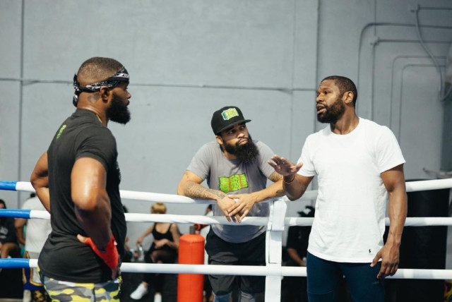 , Watch Floyd Mayweather give Tyron Woodley advice in training as ex-UFC star prepares to fight YouTuber Jake Paul