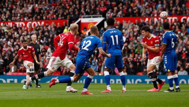 , Man Utd 4 Everton 0: Red Devils fire title warning with stunning display as Bruno Fernandes scores free-kick screamer
