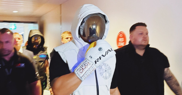 , Oleksandr Usyk gifts Elon Musk bizarre space-inspired ring walk helmet worn during entrance for Anthony Joshua fight