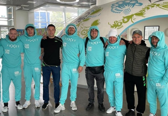 , Oleksandr Usyk sends message to Anthony Joshua after he &amp; team arrive in London wearing matching fluorescent tracksuits