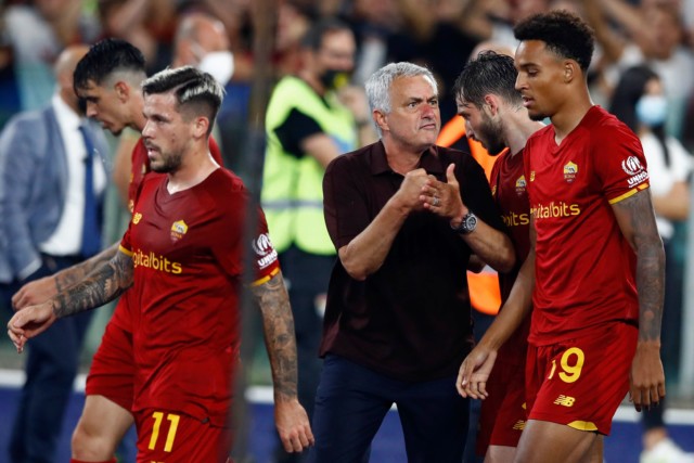 , Watch Jose Mourinho replicate famous Porto vs Man Utd celebration as Roma get last-gasp winner in 1,000th game as boss