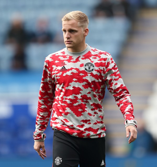 , Donny van de Beek can’t catch a break as tunnel cam shows Man Utd flop bumping into coach and spilling his tea on him