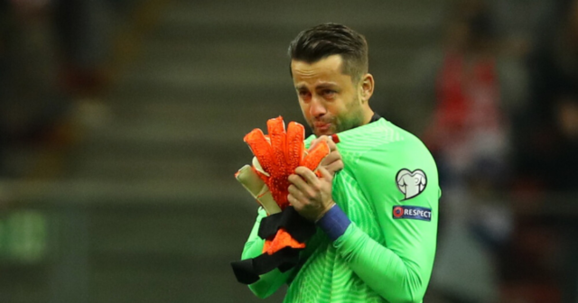 , West Ham keeper Lukasz Fabianski in floods of tears and given guard of honour as ex-Arsenal man plays final Poland game