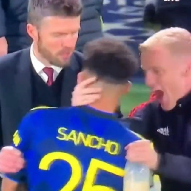 , Man Utd fans in love with Donny van de Beek’s wholesome reaction to Jadon Sancho scoring first goal at Villarreal