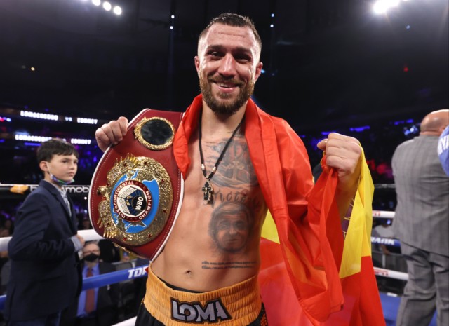 , Watch Vasiliy Lomachenko stop boxing midway through round to BEG Richard Commey’s corner to thrown in towel during bout