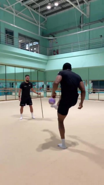 , Watch Anthony Joshua show off his football skills as heavyweight star reveals he was a ‘top striker’ back in the day