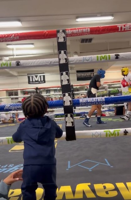 , Watch 45-year-old Floyd Mayweather sparring in preparation for Don Moore fight with grandson standing on ring mat