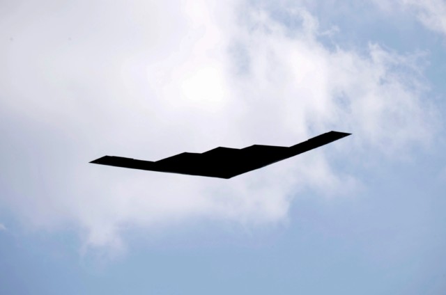 , Terrifying B-2 Stealth Bomber – the world’s most expensive plane – flies eerily over horse race